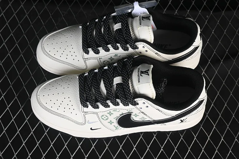 All categories Nk SB Dunk Series Nk SB Dunk Low High-end customized low-top sneakers Nike SB Dunk Low LV co-branded printed beige and black hook High-end customized low-top casual sneakers HH7518-095